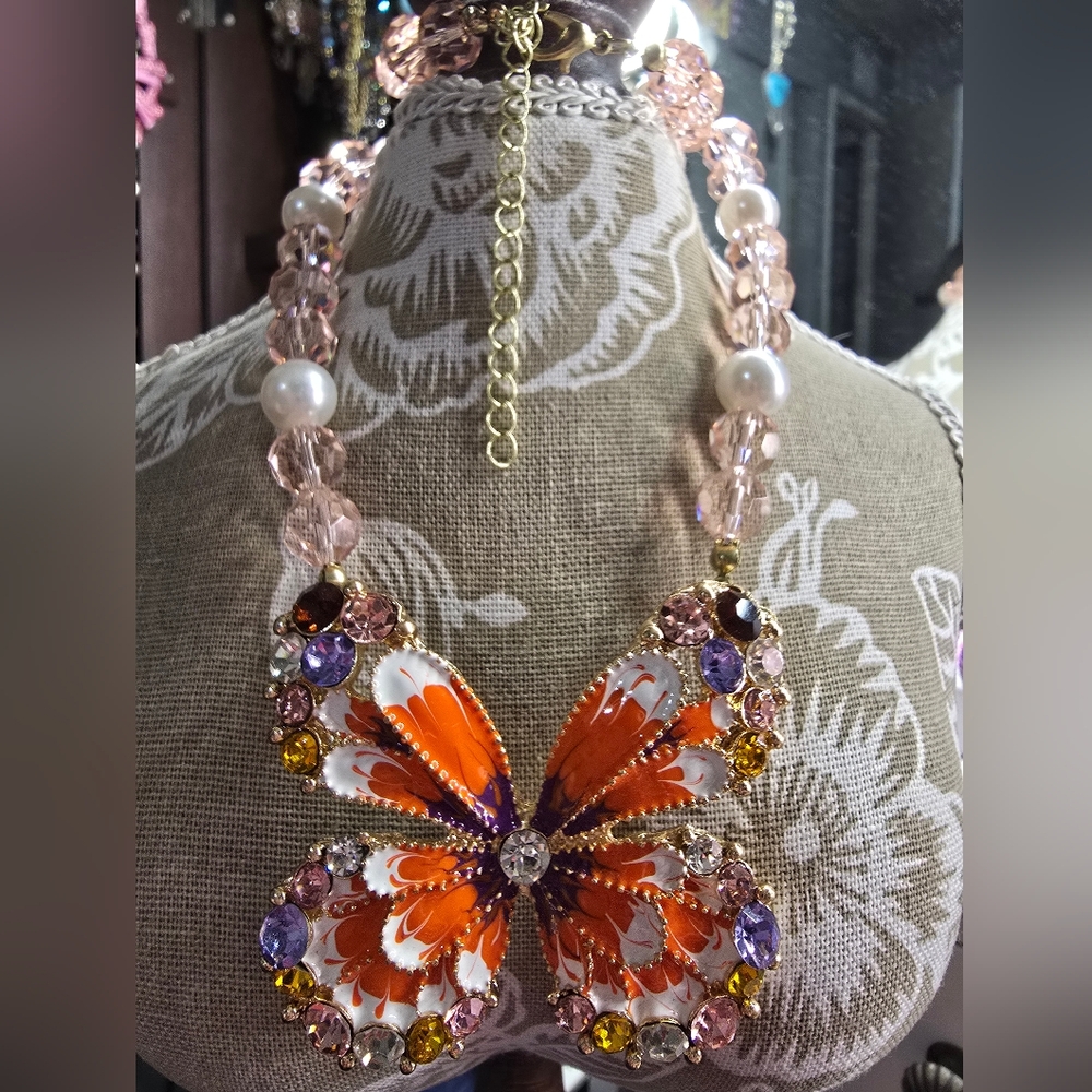 Beautiful Butterfly Rhinestone Necklace - Picture 2 of 7